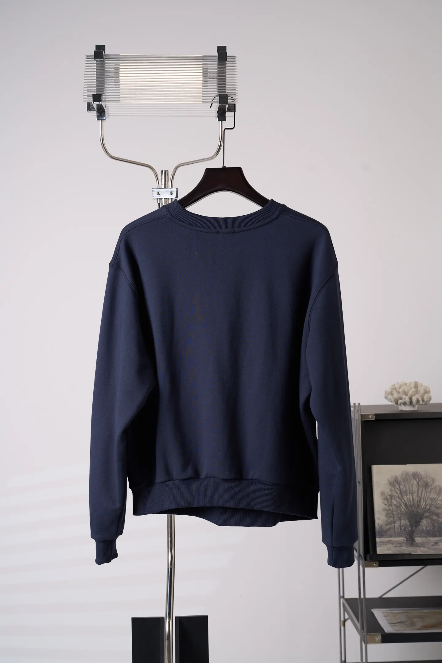 [Real auction] Celine/Céline Paris letter printed logo round neck sweatshirt (women's style) [In Stock] S M L custom-dyed densely woven fish scale sheared cotton material, fine and fluffy, soft and skin-friendly. The navy blue base color settles the retro tone, and the burgundy contrasting color evokes the college charm, gently interpreting the casual and free girl's posture. The iconic Celine Paris arch print is placed on the chest of the body, and the Retro school font is layered in contrasting colors, which is neat, full and powerful; the cuffs are embellished with exquisite hand-embroidered logos, which are low-key and hidden in the sleeves, and the light and dark echo each other. The soft dropped shoulders and loose fit take into account relaxation and neat lines. The moderate length flatters the body shape and creates a casual retro college girl silhouette. The style is evident in the details, relaxed yet refined, interpreting the retro accent of contemporary girls. 1. Imported machine embroidery technology uses advanced computer control systems and precision mechanical components to precisely create the iconic TRIOMPHE logo embroidery, with smooth and delicate lines and a full sense of sophistication. 2. Glue printing: Use glue liquid paint to print patterns on the fabric, and bake the fabric to fix the printed pattern. 3. Fermentation washing treatment: The fabrics have been fermentation washing, which makes the hand feel and texture better, is not easy to deform, shrink, and fade, and maintains long-term beauty and loose fit.